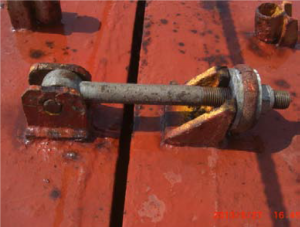 Hatch cover maintenance - Cross joint cleat renewed but old perished rubber still in use.